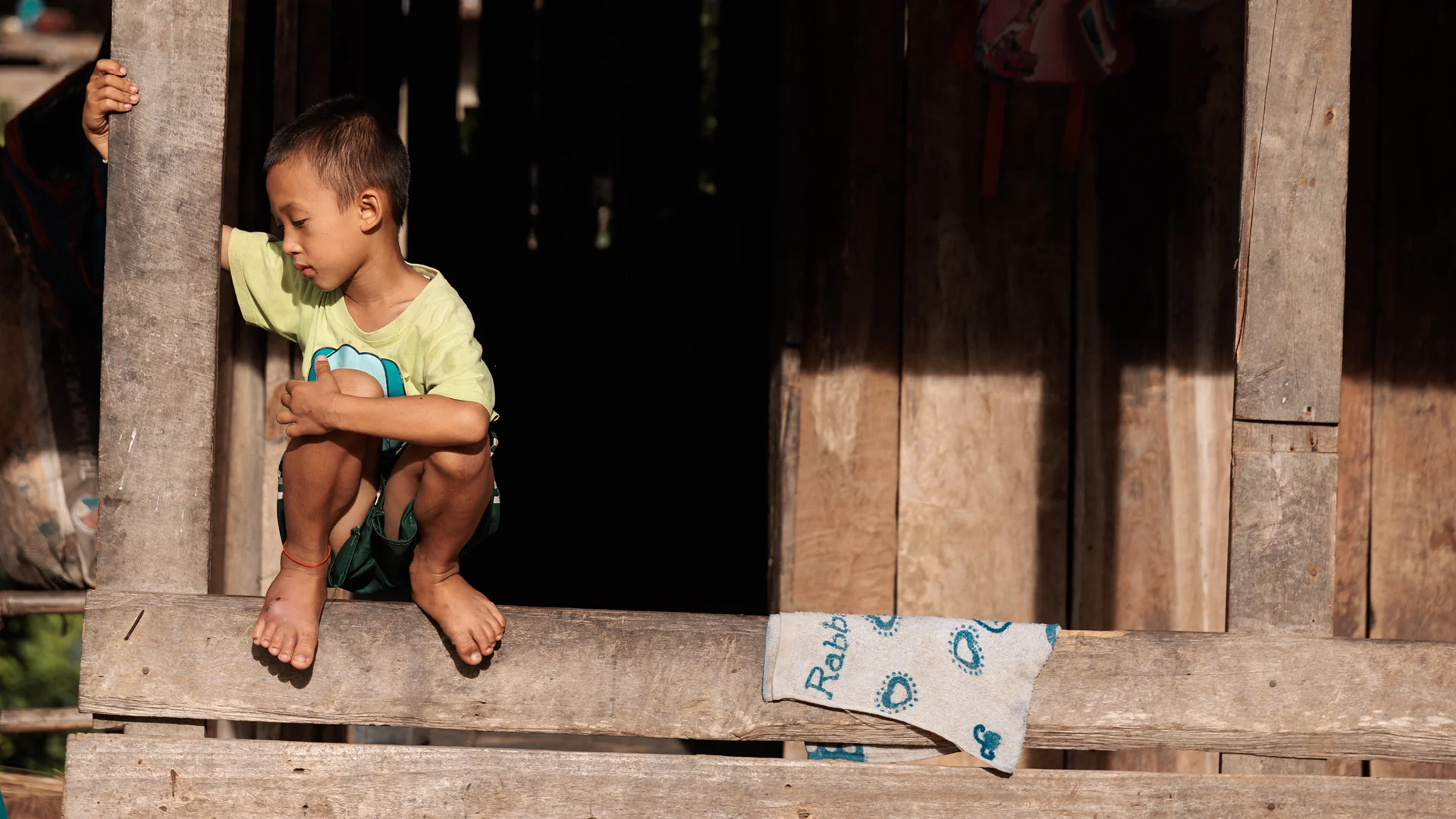Kid playing in the longneck village of Huay Pu Keng