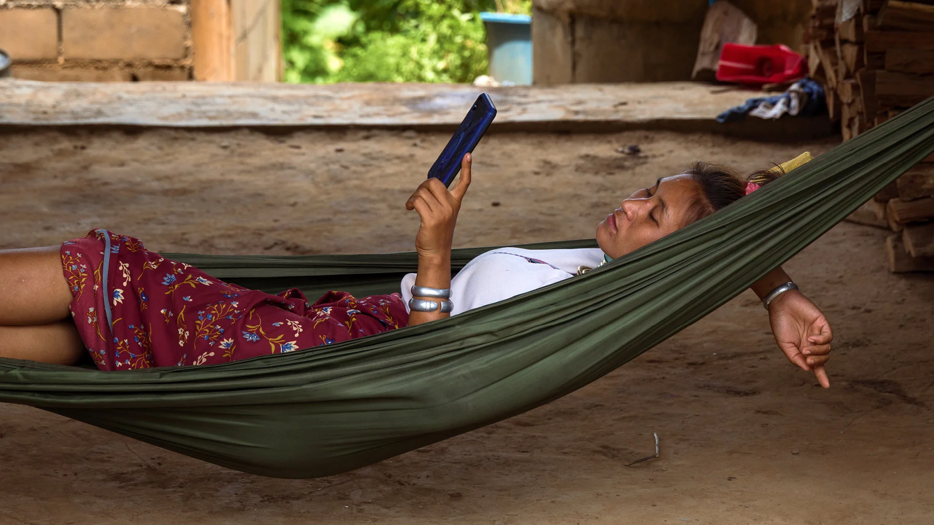 Longneck women relaxing in a hammock, Huay Pu Keng - Thailand