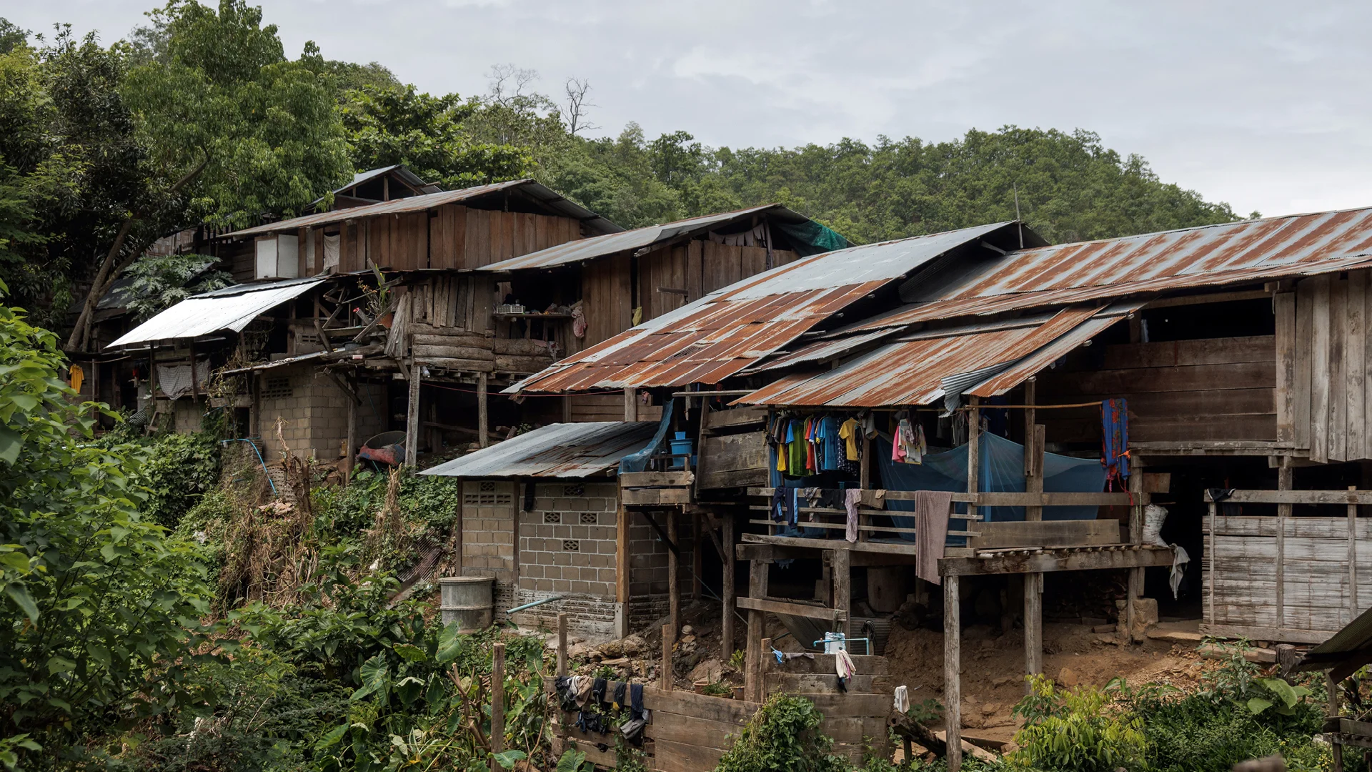 Side view of the Longneck village of Huay Pu Keng