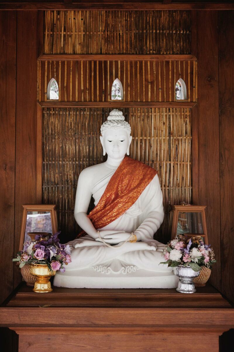 Statue of a white Buddha in the temple of Wat Pha Lat - Chiang Mai. Jinéshra's portrait - The art of doing nothing- 