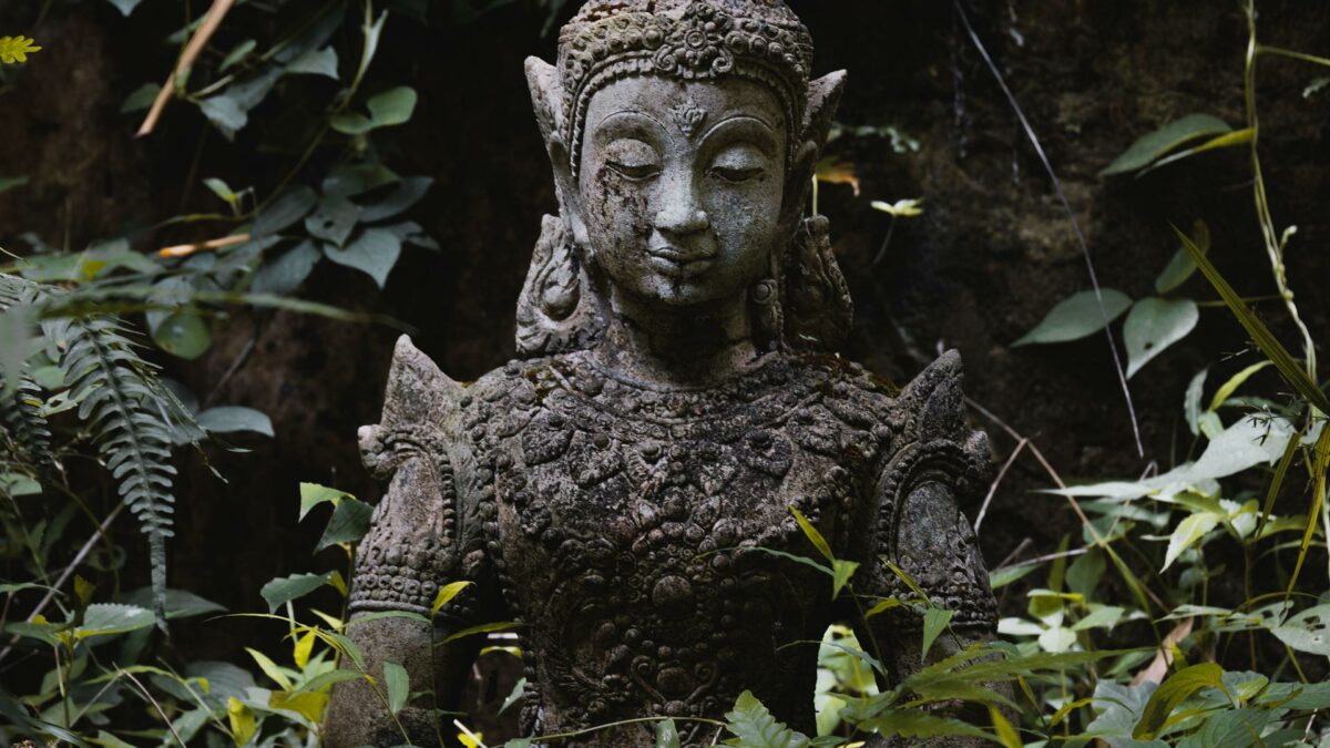 Statue doing nothing, Wat Pha Lat - Chiang Mai.