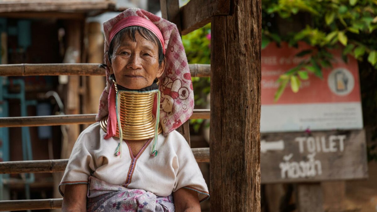 Photographer Dmytro Ghilitukha captures members of Kayan tribe 'stretch'  their necks | Daily Mail Online