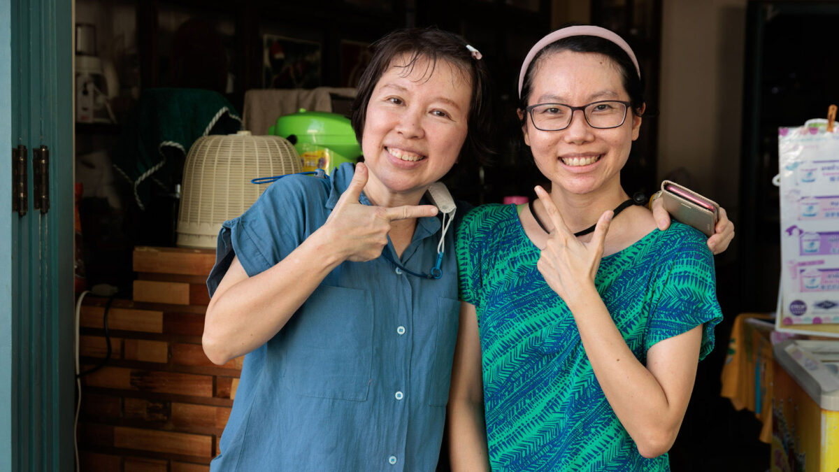 The Sonjaipanich sisters, the cook of Thong Heng Lee family restaurant Bangkok