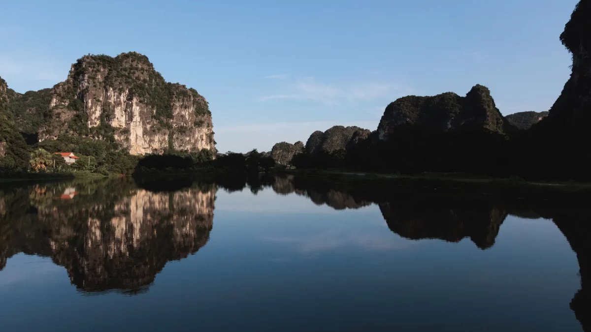 Lake and mountains reflection un Ninh Binh, Vietnam