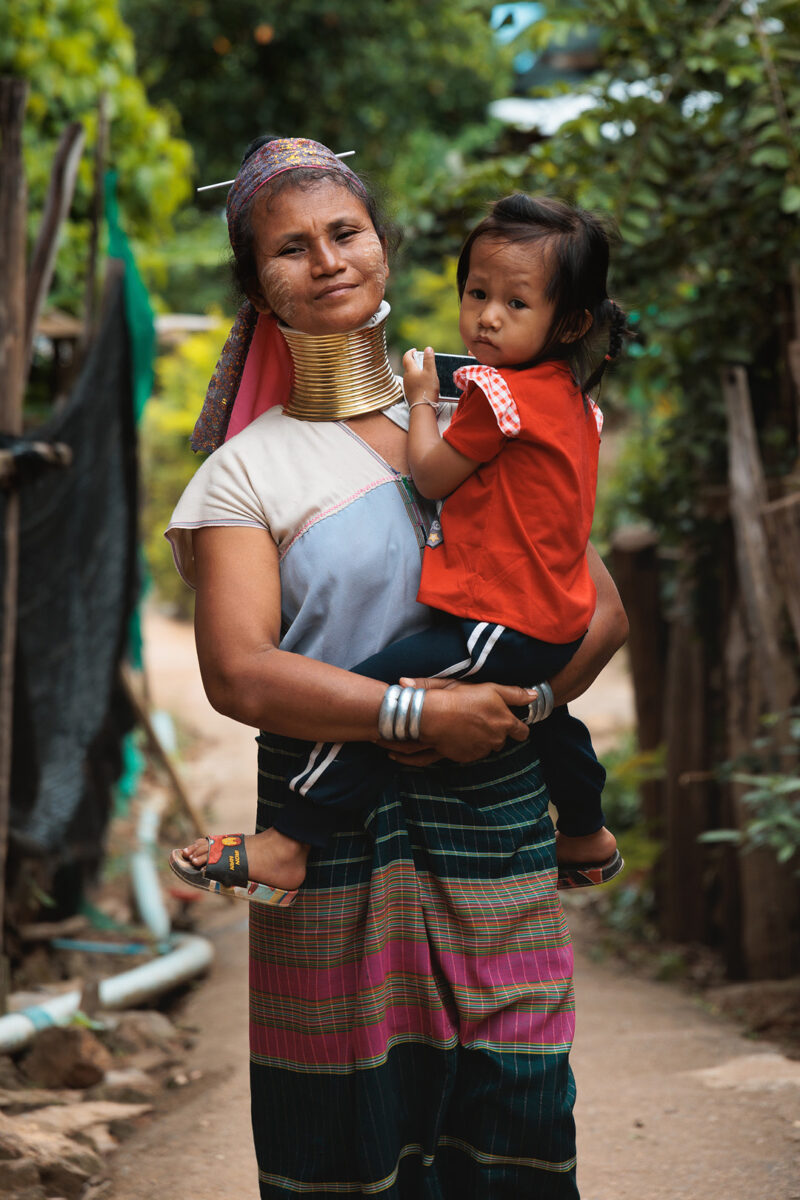 Longneck woman (Kayan) with her daughter in her arms, Huay Pu Keng, close to Mae Hong Son, Thailand