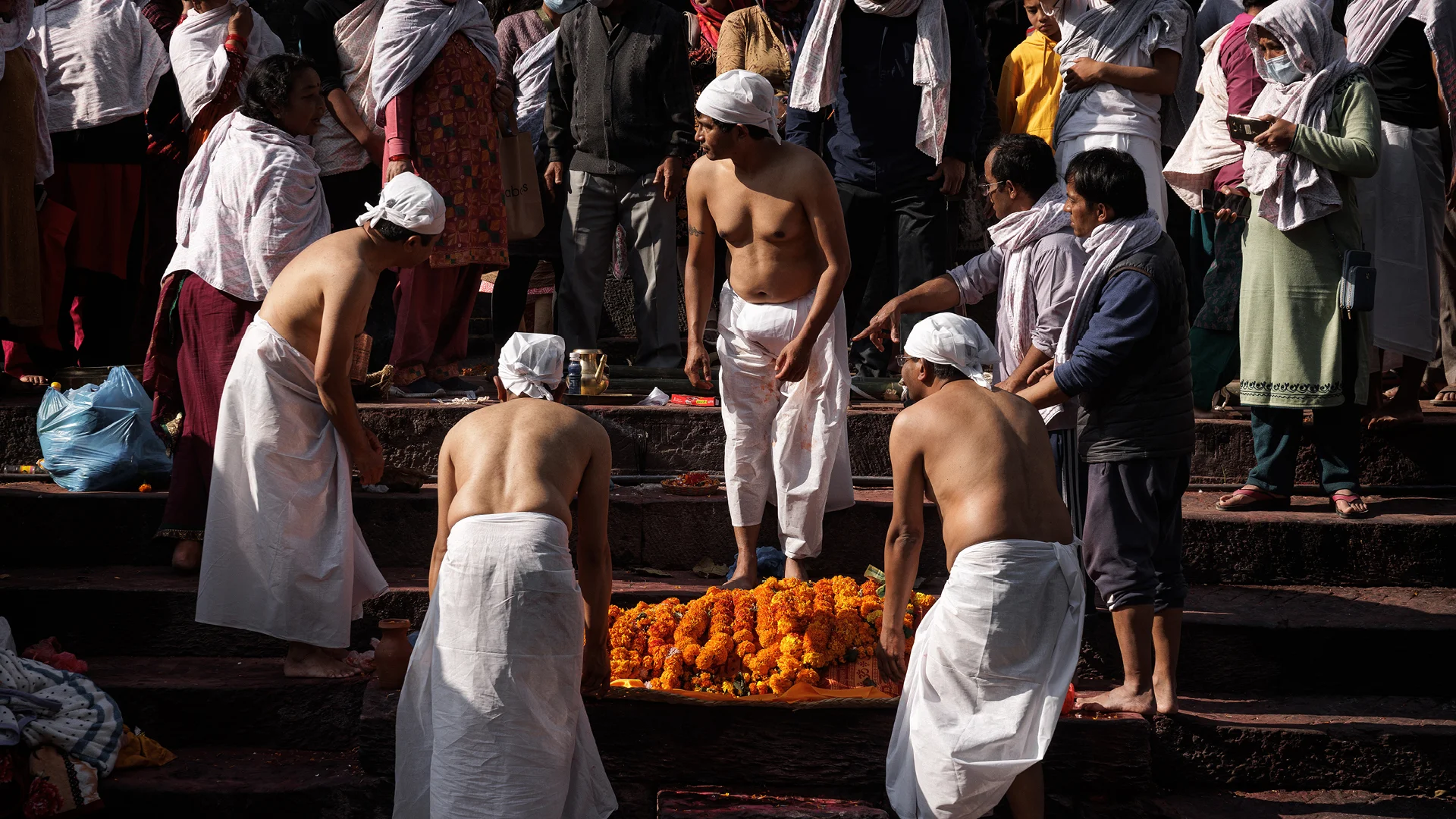 family preparing a body in Pashupatinath temple Nepal