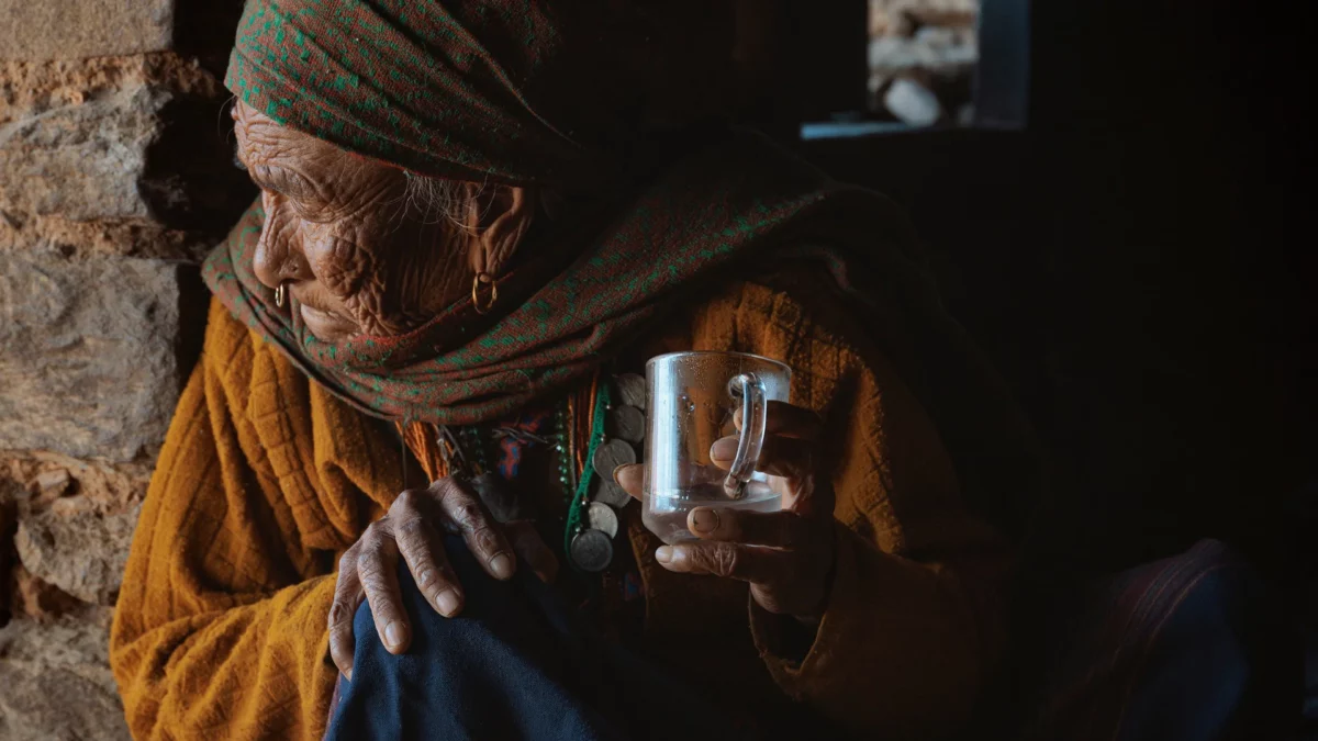 Old nepalese women drinking rakshi, gagal Nepal
