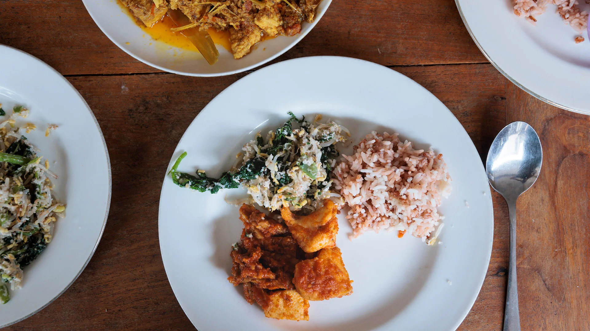 Nasi Campur and diverse balinese doshes, cookes at Mama's warung in ubud, indonesia