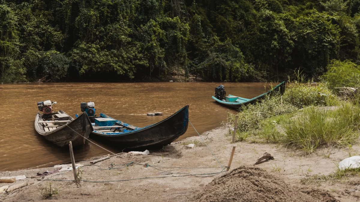 Long boat on the Mae Hong Son River close to the Longneck village of North Thailand